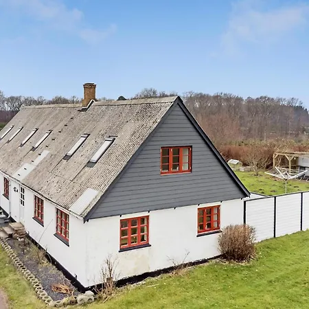 4 Bedroom Lovely In Casa de Férias Langebæk